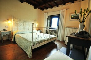 Chambre Double Romantique, 1 grand lit, salle de bains privée, vue jardin | Vue de la chambre