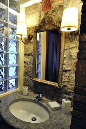 Romantic Double Room, 1 Queen Bed, Private Bathroom, Garden View | Bathroom | Shower, hair dryer, bidet, towels - Podere Pontepietra (Soriano nel Cimino)