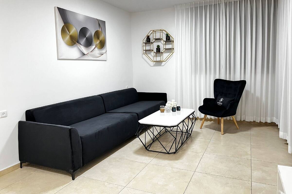 Departamento familiar, 3 habitaciones | Área de sala de estar | Televisión de pantalla plana