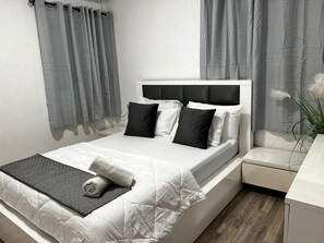 Familienapartment, 3 Schlafzimmer | Schreibtisch, schallisolierte Zimmer, Bügeleisen/Bügelbrett