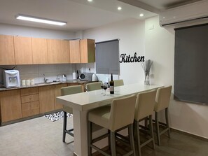 Family Apartment, 4 Bedrooms | Desk, soundproofing, iron/ironing board, free WiFi - Spat Apartment (Bat Yam)