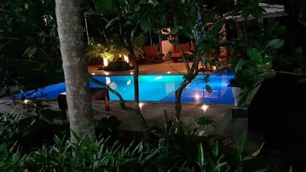 Una piscina al aire libre