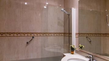 Ein Badezimmer mit Badewanne, Waschbecken, Dusche und Spiegel.