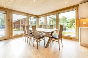 Hytte – superior, 5 soverom | Oppholdsområde | Flatskjerm-TV