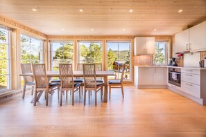 Cabaña superior, 5 habitaciones | Cocina privada | Frigorífico grande, microondas (previa solicitud) y horno