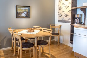 Appartement, 2 slaapkamers | Dineren op de kamer