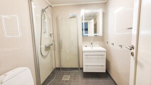 Apartment, 2 Bedrooms | Bathroom | Shower, towels