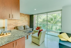 Apartment, 1 King Bed, 2 Bathrooms | Private kitchen | Fridge, microwave, oven, stovetop