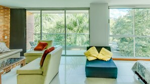Apartment, 1 King Bed, 2 Bathrooms | Living room - Apartamento estudio c/ piscina en terraza Blux 306 (Medellín)