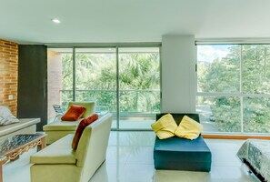 Apartment, 1 King Bed, 2 Bathrooms | Living room | Flat-screen TV