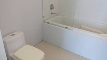 Deluxe Apartment, 2 Bedrooms, Beach View | Bathroom | Towels