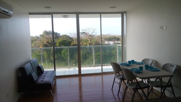 Departamento Deluxe, 2 habitaciones, vista a la playa | Área de sala de estar | Televisión de pantalla plana 