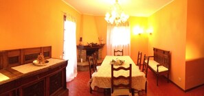 Villa, Mehrere Schlafzimmer | Essbereich im Zimmer