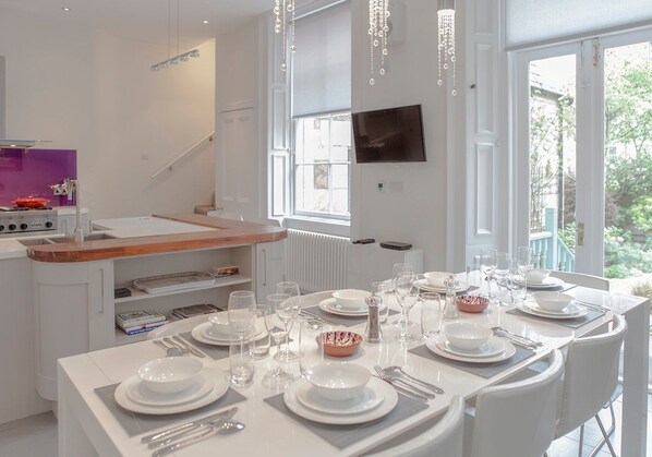 Townhome, 4 Bedrooms | In-room dining - Victorian Townhouse at Stockbridge (Edinburgh)