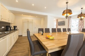 Chalet | Privékeuken | Een koelkast, een oven, een kookplaat, een vaatwasser