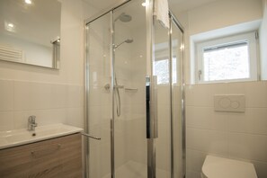 Chalet | Kamar mandi | Bathtub besar dan handuk