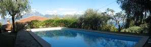Seasonal outdoor pool, pool umbrellas, sun loungers - Villa Patrizia (Torri del Benaco)