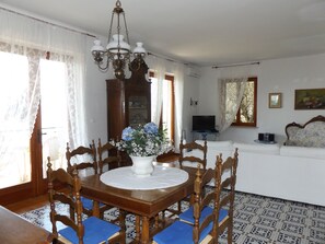Villa, 3 Bedrooms | In-room dining