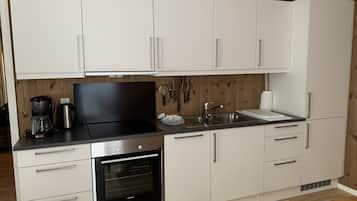 Apartment, 3 Bedrooms | Private kitchen | Full-sized fridge, oven, stovetop, dishwasher