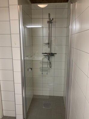 Apartment, 3 Bedrooms | Bathroom | Shower, towels, toilet paper