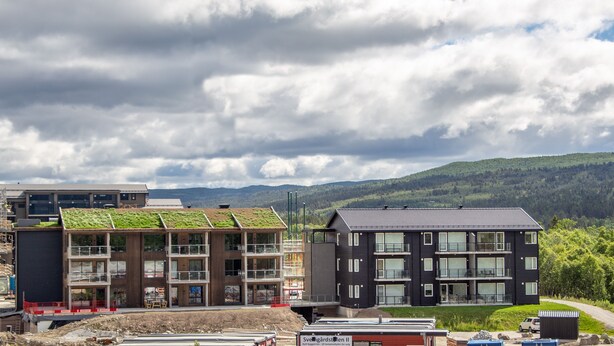 A modern building with multiple floors, large windows, and a flat roof. - Slåttastølen Leiligheter by Geilolia (Hol)