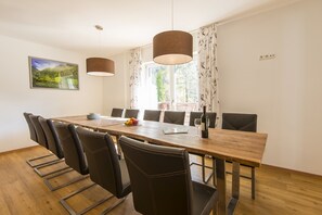 Apartamento luxo, 3 quartos | Opções para refeição no quarto
