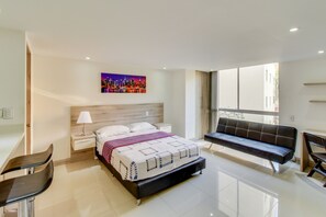 Apartment, 2 Bathrooms | Individually decorated, desk, free WiFi, bed sheets - Encantador y cómodo apartamento estudio 301 (Medellín)