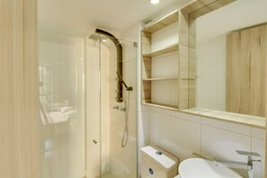 Appartement, 2 salles de bains | Salle de bain | Douche, articles de toilette gratuits, serviettes fournies