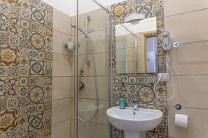 Shower, rainfall showerhead, free toiletries, hair dryer - B&B alla Ferrovia (Naples)