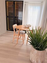 Habitación panorámica, vistas al mar | Zona de estar | Televisión de pantalla plana de 20 pulgadas con canales por cable