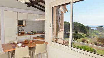 Superior Villa, 1 Bedroom (Mini) | In-room dining