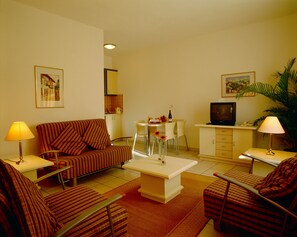 Familienzimmer | Wohnbereich | LCD-Fernseher