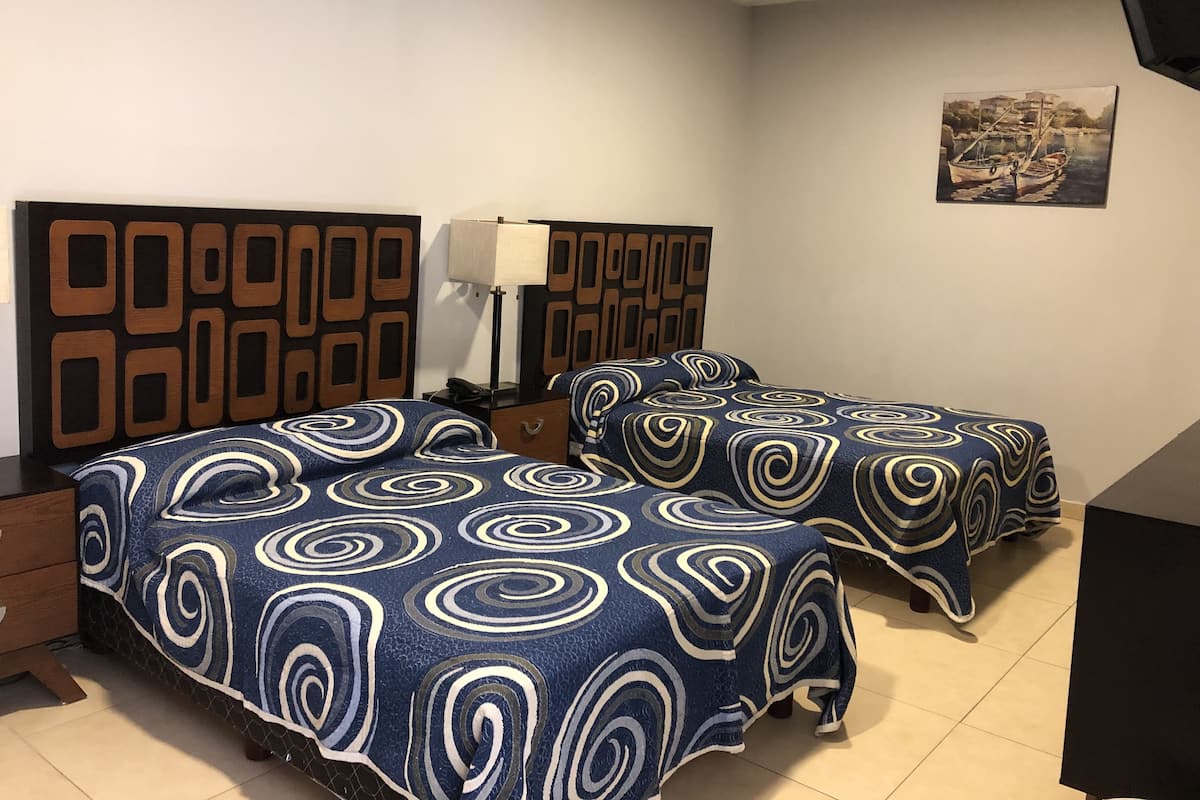 Double Room | 1 bedroom, in-room safe, desk, blackout drapes