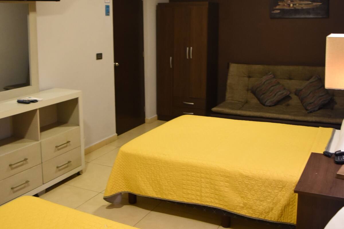 Basic Suite | Peti besi dalam bilik, meja, langsir/tirai gelap terus, kalis bunyi 