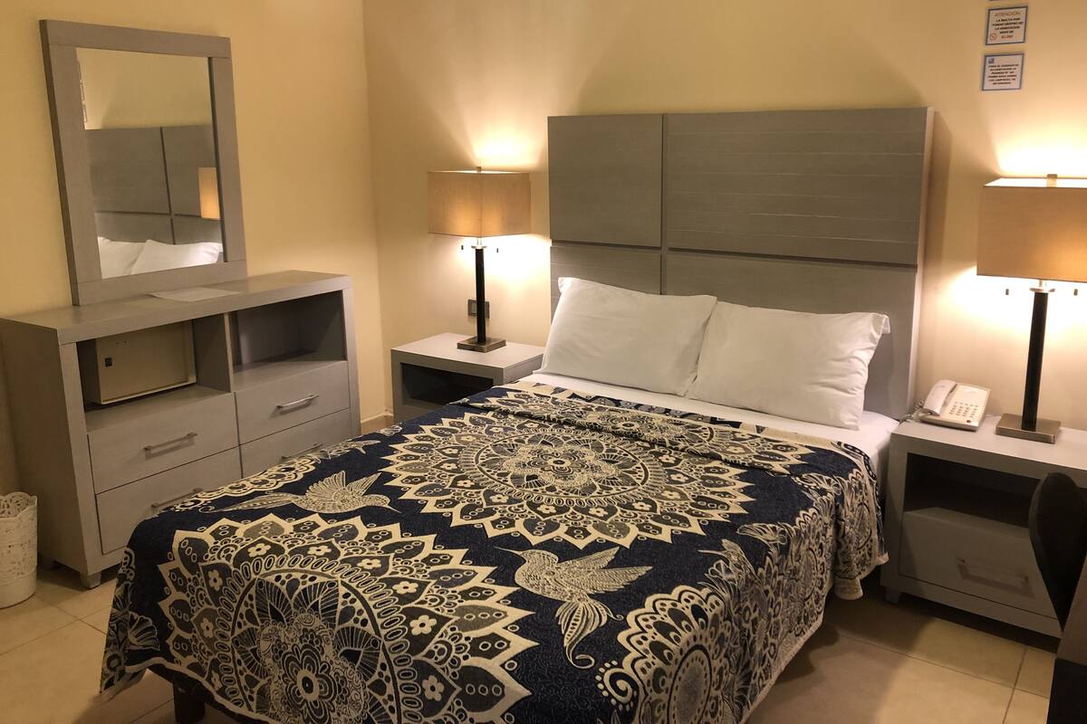 Single Room, 1 Katil Ratu (Queen) | Peti besi dalam bilik, meja, langsir/tirai gelap terus, kalis bunyi 