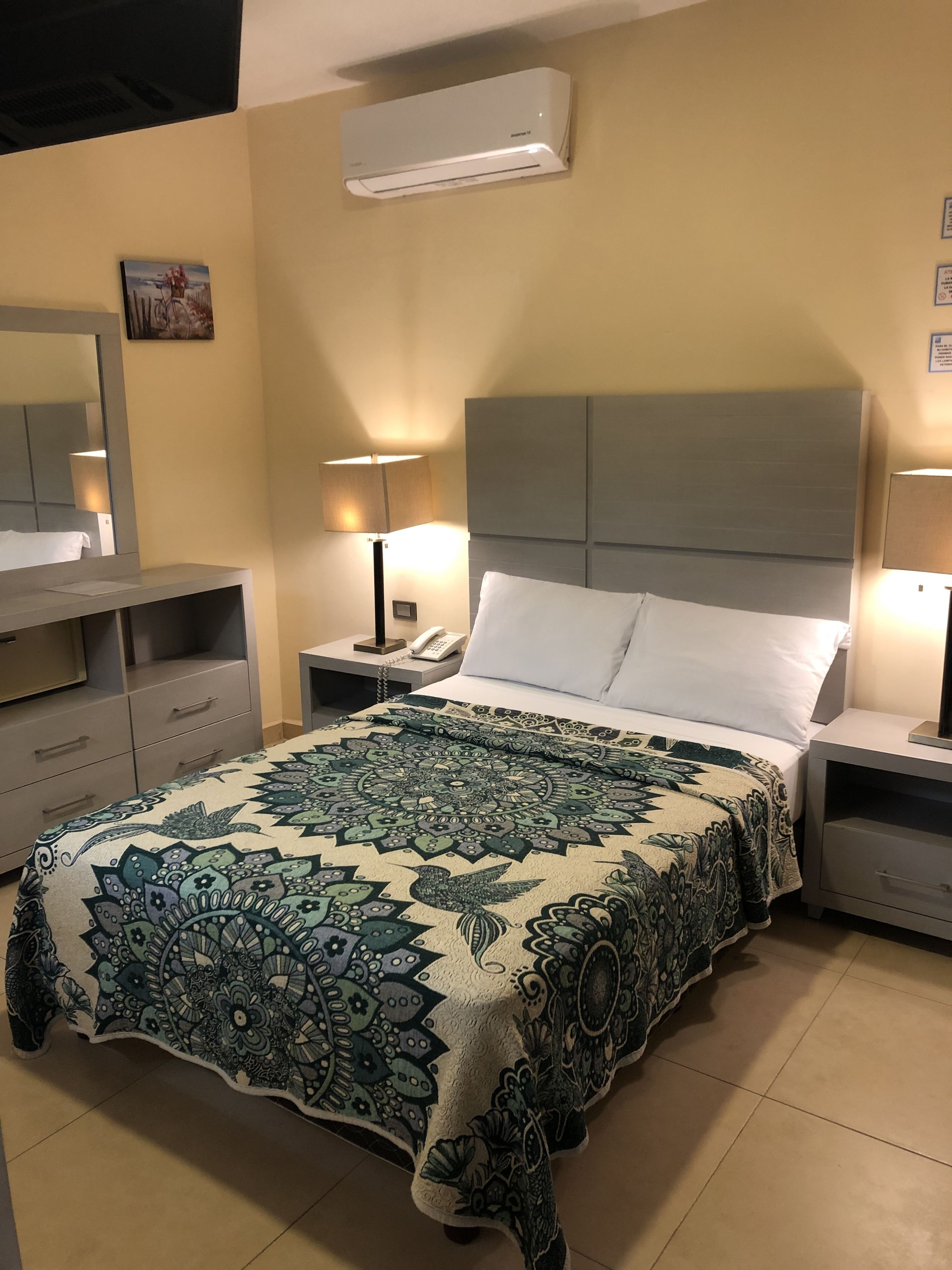 single room, 1 queen bed | in-room safe, desk, blackout curtains, soundproofing