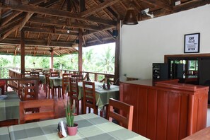 供应早餐、午餐和晚餐