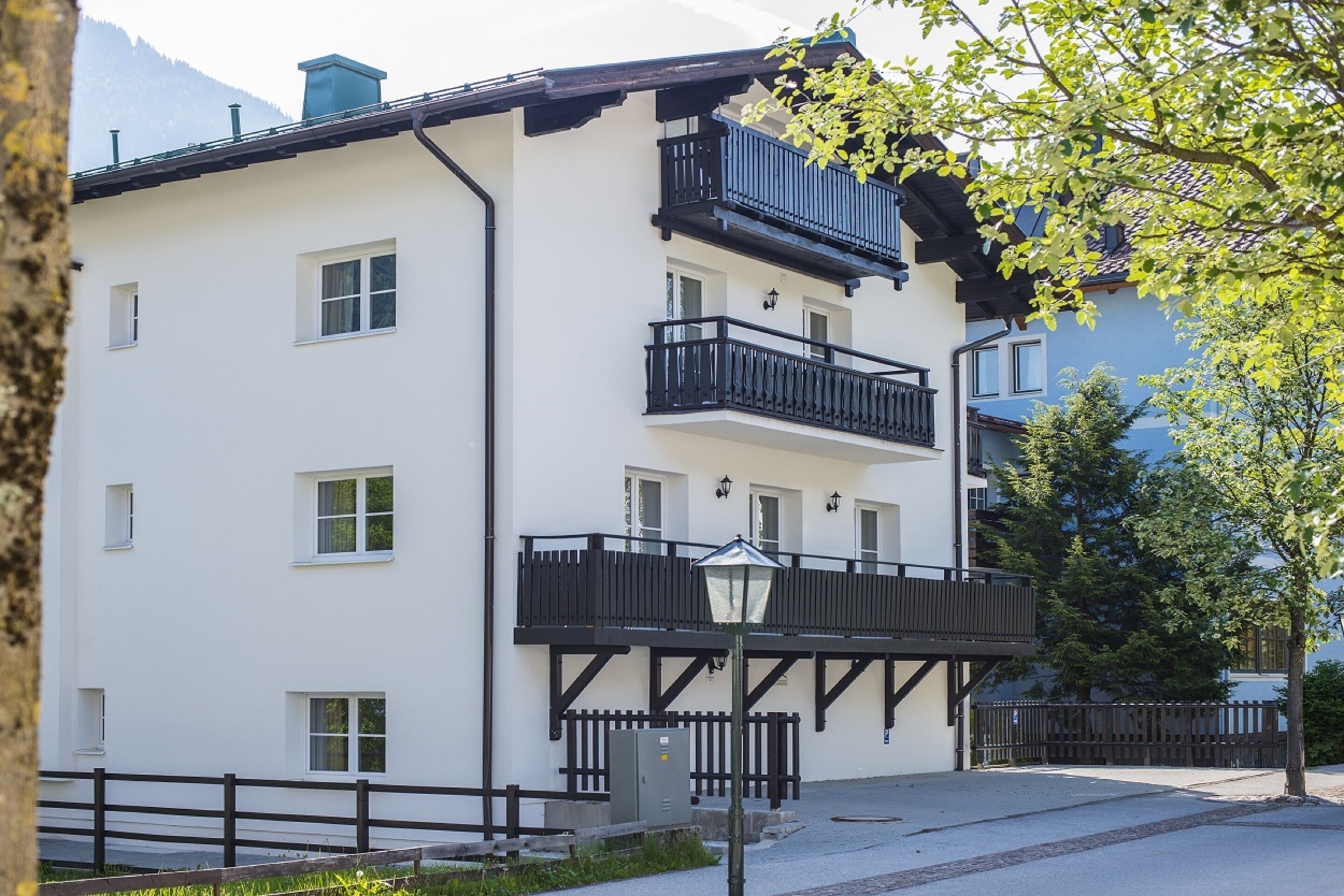 Un immeuble à plusieurs étages doté de balcons et donnant sur la rue.