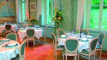 Lunch and dinner served, Regional cuisine