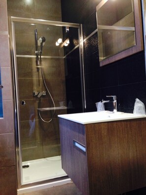 Shower, deep-soaking bathtub, rainfall showerhead, hair dryer - Le Manoir De La Canche (Huby-Saint-Leu)