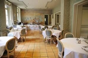 Déjeuner et dîner servis sur place, spécialités Cuisine régionale