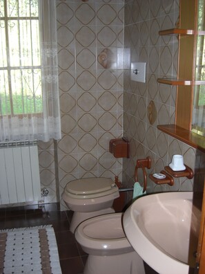 Villa, 2 chambres | Salle de bain | Ensemble douche/baignoire, baignoire relaxante profonde