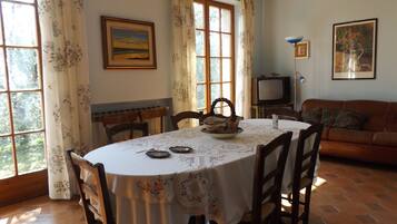 Villa, 2 Bedrooms | In-room dining