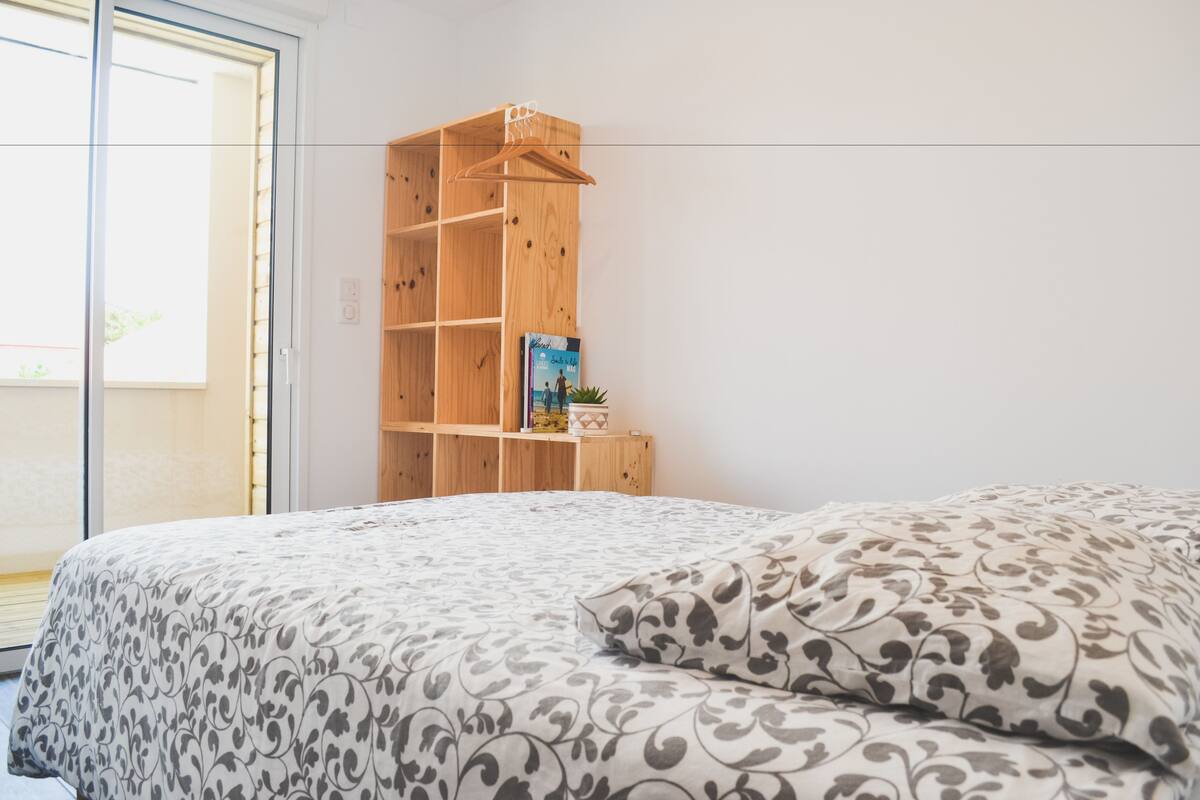 Chambre double | Fer et planche à repasser, accès au Wi-Fi (inclus), literie fournie