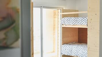 Basic Shared Dormitory, 1 Bedroom | Seterika/papan seterika, Wi-fi percuma, cadar katil