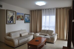 Apartamento executivo, 3 quartos | Sala de estar | TV de tela plana