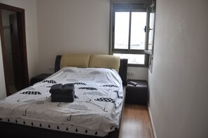 Apartamento executivo, 3 quartos | 3 quartos, roupas de cama premium, ferros/tábuas de passar roupa