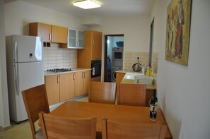 Apartamento executivo, 3 quartos | Opções para refeição no quarto