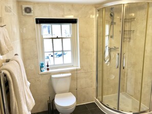 Standard Apartment | Bathroom | Shower, free toiletries, hair dryer, towels - The Duke's Retreat (Windsor)