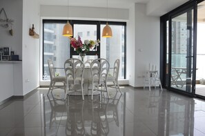 Departamento Elite, 3 habitaciones | Servicio a la habitación